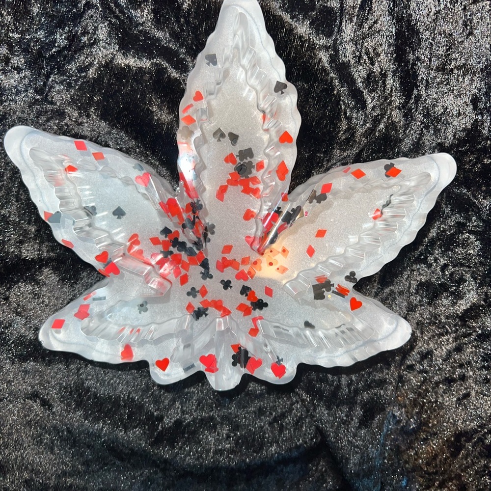SPADES Ashtray Chic: Handmade Resin Ashtrays – Your Style, Your Vibe! LEAF